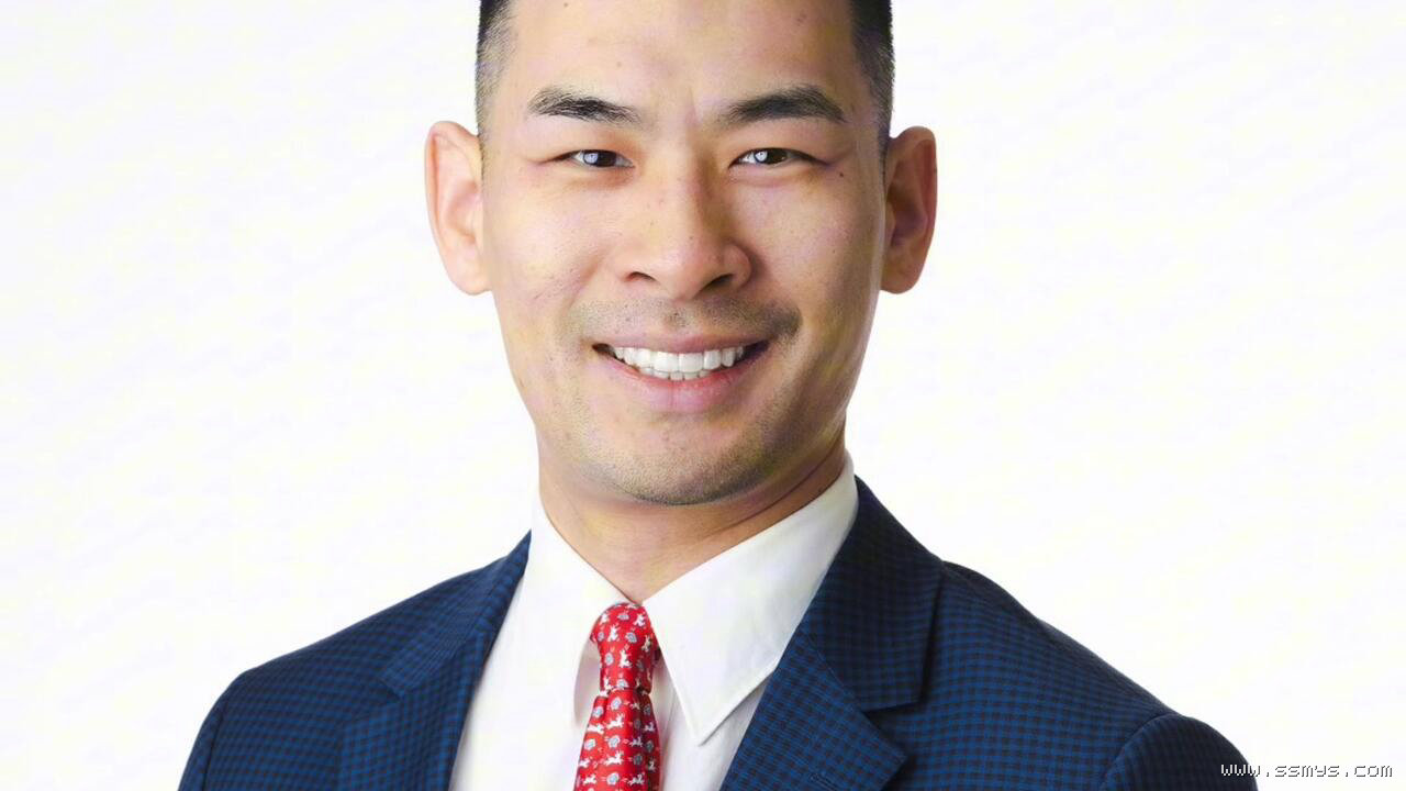 金融DJ电台原作者使用的西装商务照
