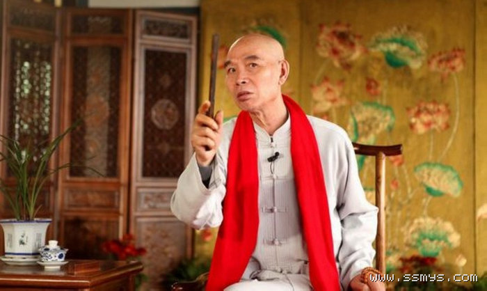 李伯清身穿灰色长衫围红色围巾讲评书的资料画面